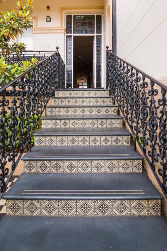 Designer Styled Studio in Central Trendy Glebe - image 11