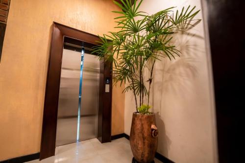547904996 Limeshine - Airport Transit Hotels & Residences