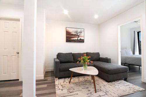 Beautiful 3 Bedroom Apartment Beverly Hills Adj in Los Angeles, USA