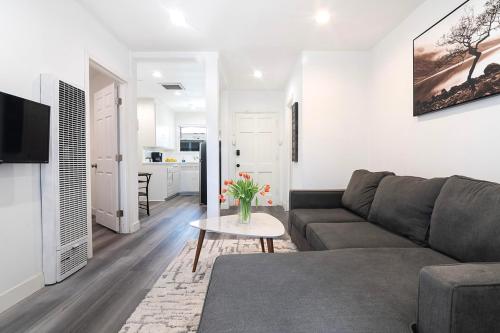 Beautiful 3 Bedroom Apartment Beverly Hills Adj in Los Angeles, USA