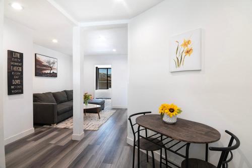 Beautiful 3 Bedroom Apartment Beverly Hills Adj in Los Angeles, USA