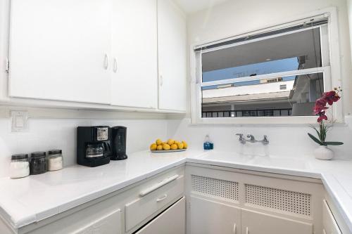 Beautiful 3 Bedroom Apartment Beverly Hills Adj in Los Angeles, USA