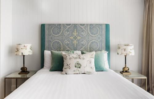 Deluxe Queen Room image 8