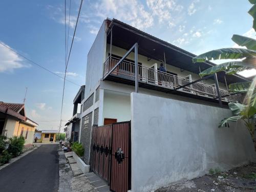 Exterior view, Nofrah House Syariah Mitra RedDoorz near Adisumarmo International Airport