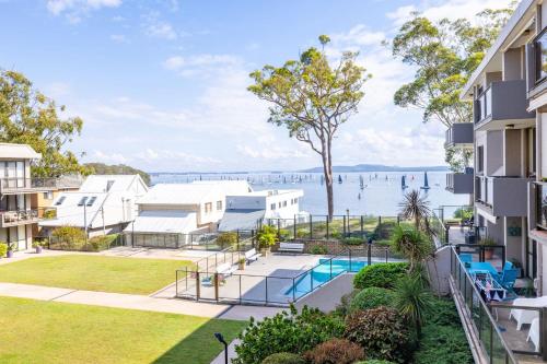 The Poplars, 8-36 Magnus St - fantastic water views, pool and WiFi