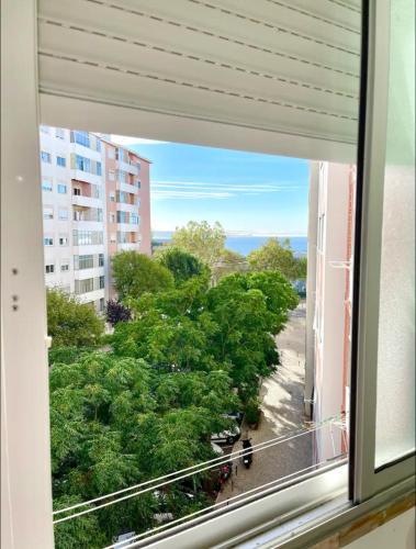 Atlantic Vista, sunny and steps from the beach, Paço de Arcos