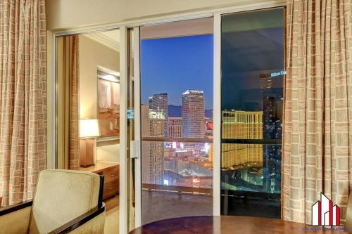 MGM Signature-33-709 F1 Track & Strip View Balcony, Las Vegas (foto 5)
