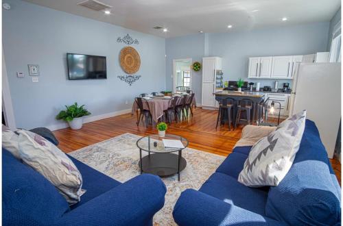 Stunning 3BR2BA Haven in Downtowns Heart in San Antonio, USA