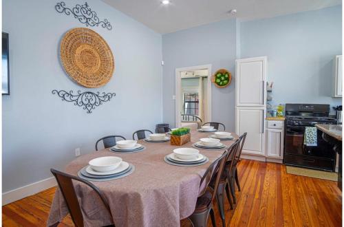Stunning 3BR2BA Haven in Downtowns Heart in San Antonio, USA