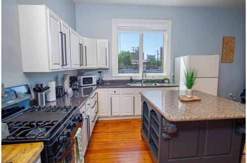 Stunning 3BR2BA Haven in Downtowns Heart in San Antonio, USA
