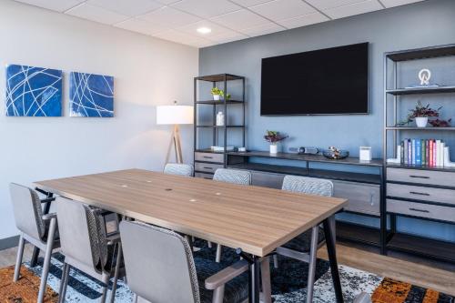 Holiday Inn Express Hotel & Suites Austin Airport an IHG Hotel - image 14