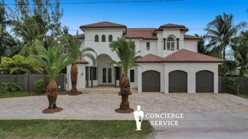 5000 Square Ft Beautiful Mansion w 6br Hot Tub Playground Movie Theater & Game Room in Dania Beach, USA