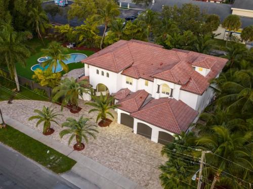 5000 Square Ft Beautiful Mansion w 6br Hot Tub Playground Movie Theater & Game Room in Dania Beach, USA