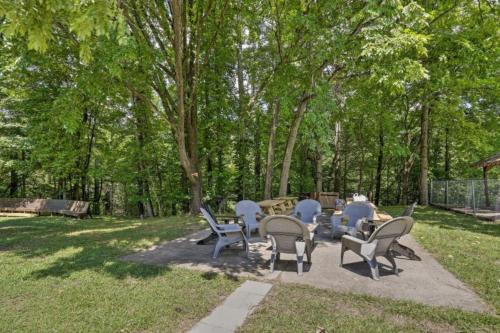 Deja View Take in tranquil wooded views and soak in the hot tub