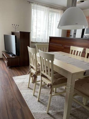 Priestranný 3 izb. apartmán v centre s parkovaním.