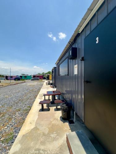 PADANG BESAR GRAY CABIN (NEAR ARKED NIAGA) PADANG BESAR GRAY CABIN (NEAR ARKED NIAGA)