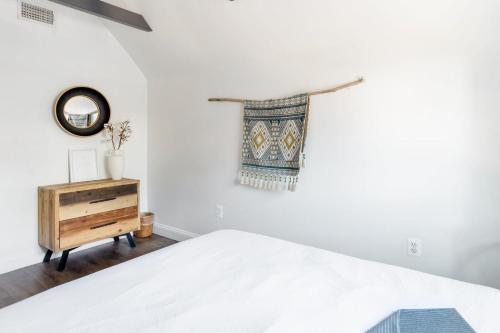 Decompress in the Zen Surroundings of a Cozy Carriage House in Washington, USA