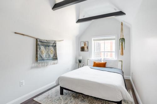 Decompress in the Zen Surroundings of a Cozy Carriage House in Washington, USA