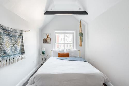 Decompress in the Zen Surroundings of a Cozy Carriage House in Washington, USA