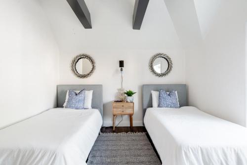 Decompress in the Zen Surroundings of a Cozy Carriage House in Washington, USA