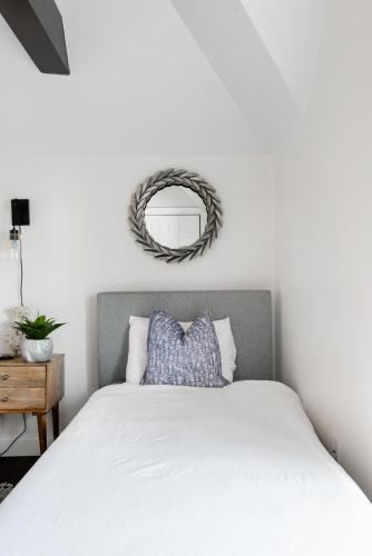 Decompress in the Zen Surroundings of a Cozy Carriage House in Washington, USA