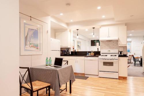 Huge Studio w Full Kitchen W D Parking in Washington, USA