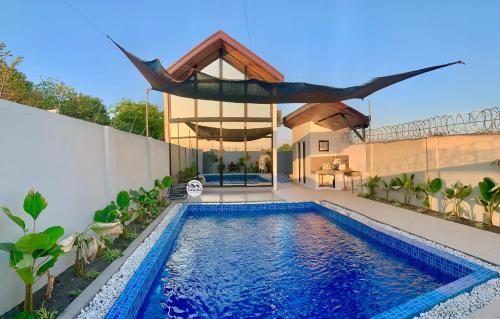 Josh Cabin, Bacolor