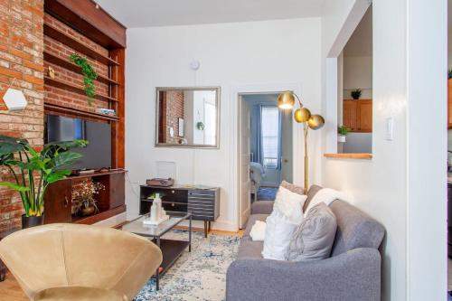 Classy 1-BR Flat Nestled Between Dupont & Logan