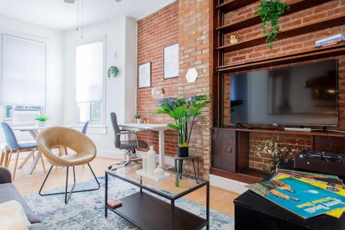 Classy 1-br Flat Nestled Between Dupont & Logan - Bethesda, MD