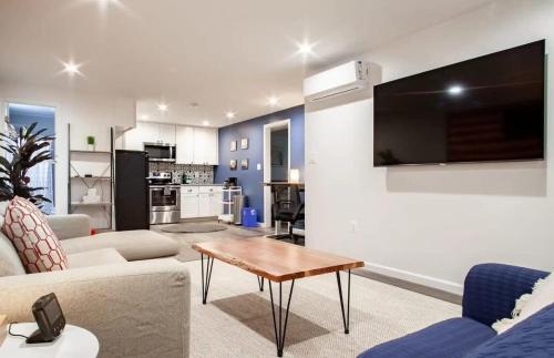 Fantastic Falls Church HomeBase for DC area travel in Arlington, USA