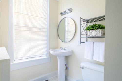 Classy 1-BR Flat Nestled Between Dupont & Logan in Washington, USA