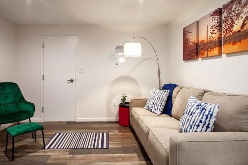 Fantastic Falls Church HomeBase for DC area travel in Arlington, USA