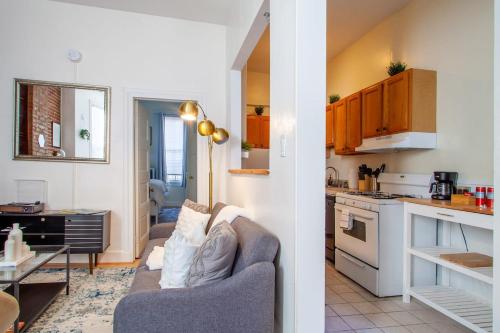 Classy 1-BR Flat Nestled Between Dupont & Logan