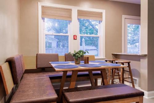 Pentagon City Homestay Parking available in Arlington, USA