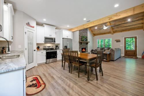Tumbling Waterfalls Retreat - Pet-friendly homey and modern in Ellijay, USA