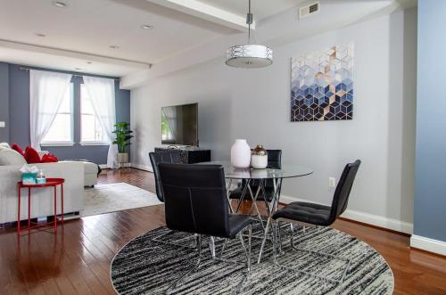 A Homestay in One of DCs Best Neighborhoods 4-Bedroom Petworth Townhome in Washington, USA