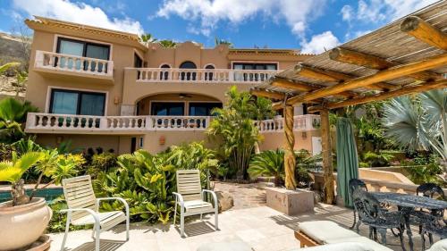 Easy access to South Palmilla beach in El Bedito, Mexico