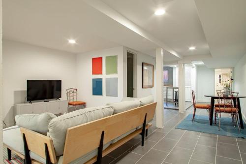 Spacious 1BR NW Garden Apartment Walkers Dream in Washington, USA