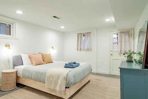 Spacious 1BR NW Garden Apartment Walkers Dream in Washington, USA