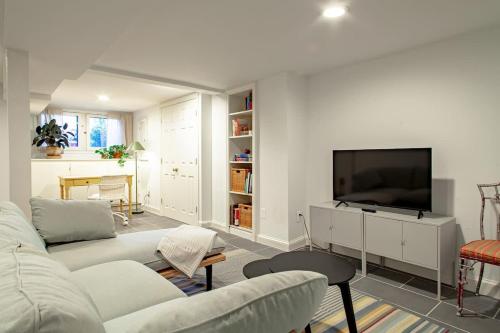 Spacious 1BR NW Garden Apartment Walkers Dream in Washington, USA