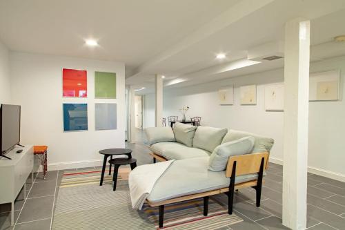 Spacious 1BR NW Garden Apartment Walkers Dream in Washington, USA