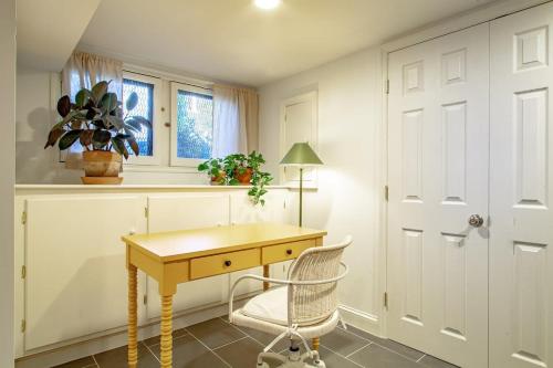 Spacious 1BR NW Garden Apartment Walkers Dream in Washington, USA