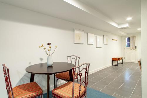 Spacious 1BR NW Garden Apartment Walkers Dream in Washington, USA
