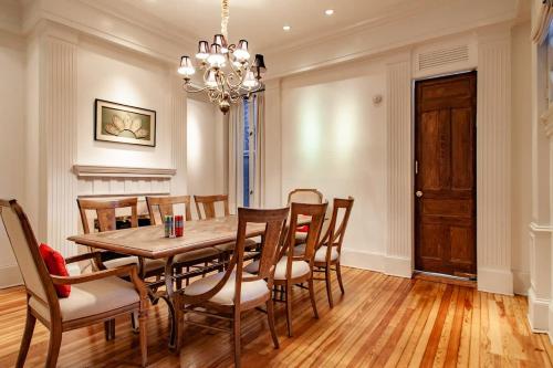 LUXE Kalorama 5-BR Townhome Close to Dupont Circle LUXE Kalorama 5-BR Townhome Close to Dupont Circle