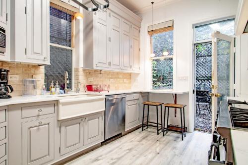 LUXE Kalorama 5-BR Townhome Close to Dupont Circle LUXE Kalorama 5-BR Townhome Close to Dupont Circle