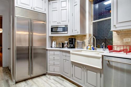 LUXE Kalorama 5-BR Townhome Close to Dupont Circle LUXE Kalorama 5-BR Townhome Close to Dupont Circle