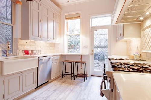 LUXE Kalorama 5-BR Townhome Close to Dupont Circle LUXE Kalorama 5-BR Townhome Close to Dupont Circle