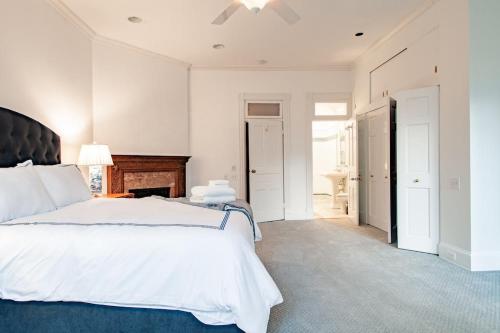 LUXE Kalorama 5-BR Townhome Close to Dupont Circle LUXE Kalorama 5-BR Townhome Close to Dupont Circle