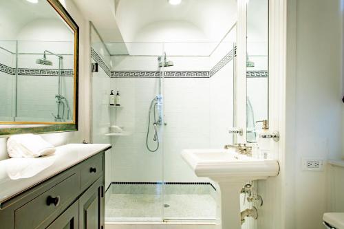 LUXE Kalorama 5-BR Townhome Close to Dupont Circle LUXE Kalorama 5-BR Townhome Close to Dupont Circle