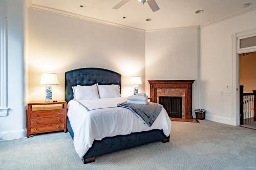 LUXE Kalorama 5-BR Townhome Close to Dupont Circle LUXE Kalorama 5-BR Townhome Close to Dupont Circle